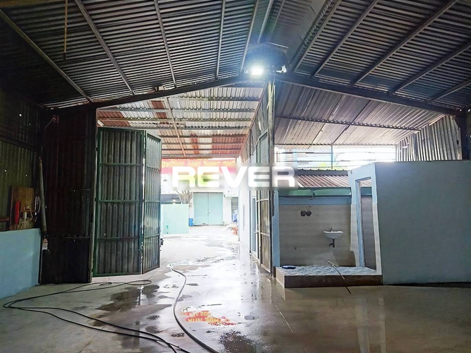 Nhà xưởng kho bãi Huyện Hóc Môn Nhà xưởng kho bãi diện tích 600m2, có sẵn văn phòng 50m2, xưởng cao 7m.