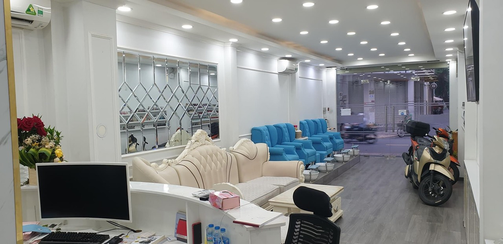 Mặt bằng kinh doanh Quận 4 Mặt bằng kinh doanh diện tích 70m2, bàn giao nội thất làm Nail, tóc cao cấp.