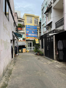 Nhà phố Quận Phú Nhuận Nhà phố có cửa hướng Tây Nam đón nắng sớm, ngay chợ Nguyễn Đình Chiểu.