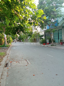 Nhà phố Quận 7 Nhà phố có cửa hướng Đông Bắc mát mẻ, khu dân cư đông đúc.