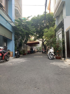 Nhà phố Quận Tân Bình Nhà có cửa hướng Đông bắc mát mẻ, diện tích 3m x 11.2m có sổ hồng.