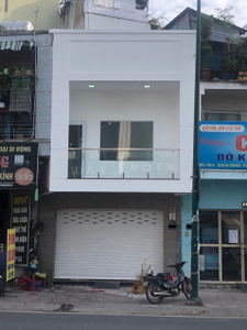 Nhà có 2 mặt tiền, mặt tiền đường Bạch Đằng và mặt tiền sau là hẻm rất sầm uất.