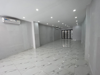 Mặt bằng kinh doanh Quận 2 Mặt bằng kinh doanh diện tích 100m2, sàn trống có 1 nhà vệ sinh.