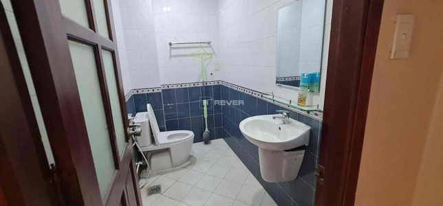  Nhà phố Đường Nguyễn Trọng Tuyển 3 tầng diện tích 72m² hướng tây.