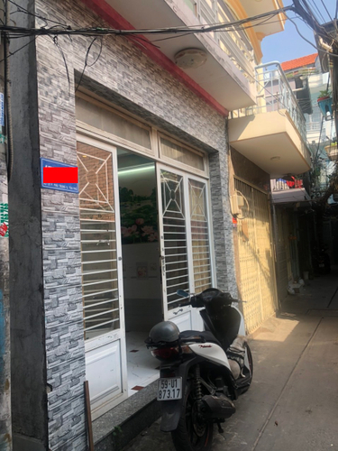 Nhà phố Quận Tân Phú Nhà phố đường Âu Cơ sầm uất, thiết kế 1 trệt, 1 lửng và 1 lầu chắc chắn.