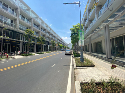 Shop-house  Sarina Condominium hướng Đông Nam, diện tích 288 m²