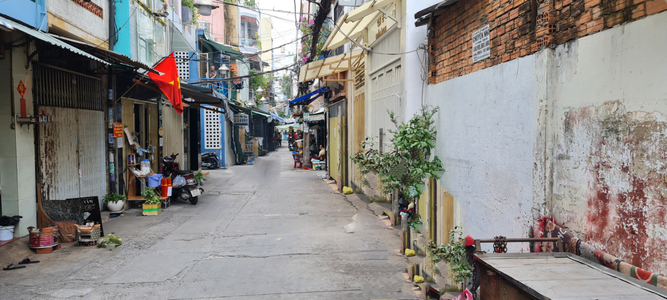 Nhà phố Quận 5 Nhà hẻm xe hơi đường Nguyễn Trãi, cửa hướng Đông Bắc mát mẻ.