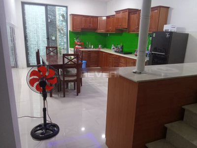 Nhà phố Quận 7 Nhà phố có cửa hướng Đông Bắc mát mẻ, khu dân cư đông đúc.