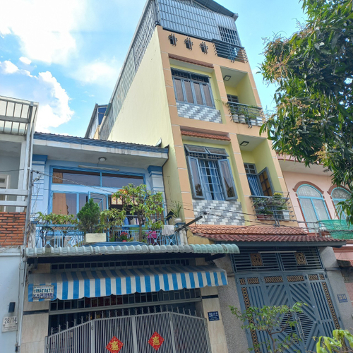 Nhà phố Quận Tân Phú Nhà phố thiết kế 1 trệt, 2 lầu và sân thượng cửa hướng Đông Nam mát mẻ.