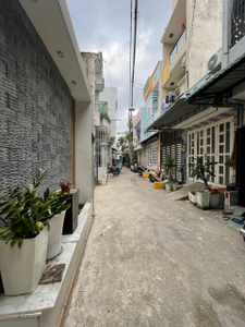 Nhà phố Quận Gò Nhà phố thiết kế 1 trệt, 1 lầu hẻm đường Bùi Quang Là rất an ninh và yên tĩnh.