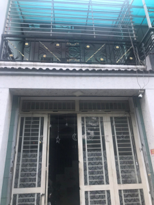 Nhà phố thiết kế 1 trệt, 1 lầu kiên cố, cửa hướng Tây đón nắng ấm.