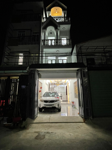 Nhà phố Quận Bình Tân Nhà phố thiết kế 1 trệt, 2 lầu và sân thượng, có nơi để xe hơi trong nhà.