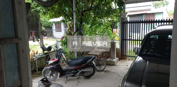  Nhà cấp 4 diện tích đất 245.2m2 rộng thoáng, có sân rộng để được xe hơi.