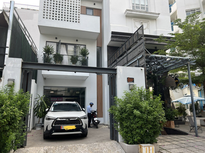 Mặt bằng kinh doanh diện tích 100m2, sàn trống có 1 nhà vệ sinh.