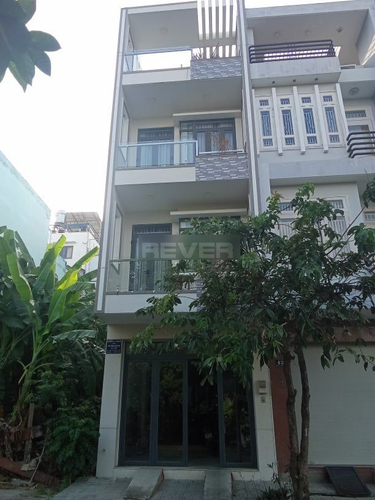 Nhà phố Quận 7 Nhà phố có cửa hướng Đông Bắc mát mẻ, khu dân cư đông đúc.