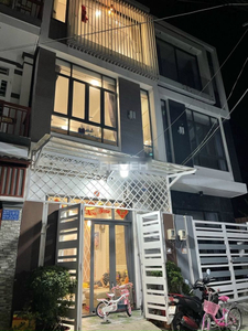 Nhà phố Huyện Nhà Bè Nhà phố thiết kế 1 trệt, 2 lầu diện tích 50m2 nở hậu rất đẹp.