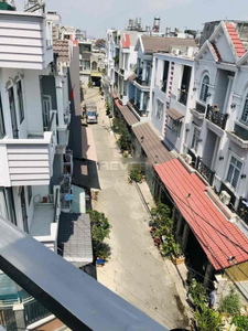 Nhà phố Huyện Nhà Bè Nhà phố có cửa hướng Đông Bắc, thiết kế 1 trệt, 3 lầu và sân thượng.