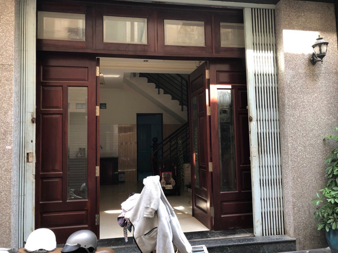 Nhà phố Quận Tân Bình Nhà có 2 mặt tiền, mặt tiền đường Bạch Đằng và mặt tiền sau là hẻm rất sầm uất.