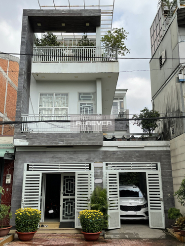 Nhà phố thiết kế 1 trệt, 2 lầu có thang mát, diện tích 154.1m2 rộng thoáng.