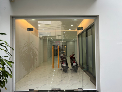 Mặt bằng kinh doanh Quận 2 Mặt bằng kinh doanh diện tích 100m2, sàn trống có 1 nhà vệ sinh.