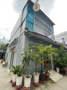 Nhà phố Quận Bình Tân Nhà thiết kế 1 trệt, 2 lầu có 4 phòng ngủ, khu vực đầy đủ tiện ích.