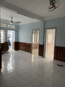 Căn hộ Chung cư Ngô Tất Tố tầng thấp tiện di chuyển, không có nội thất.