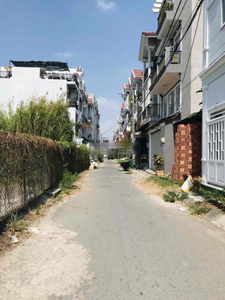 Nhà phố Huyện Nhà Bè Nhà phố có cửa hướng Đông Bắc, thiết kế 1 trệt, 3 lầu và sân thượng.