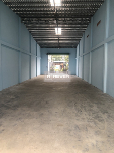 Nhà xưởng kho bãi Huyện Bình Chánh Nhà xưởng kho bãi diện tích đất 406.9m2, thiết kế trống suốt có 1 nhà vệ sinh.