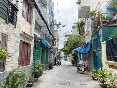 Nhà phố Quận Bình Thạnh Nhà thiết kế 1 trệt và 2 lầu diện tích đất 25m2, nội thất cơ bản.