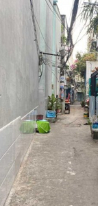 Nhà phố Quận 7 Nhà có cửa hướng Tây đón nắng sớm, diện tích 3.35m x 3.07m.