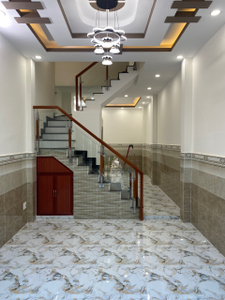 Nhà phố Quận 6 Nhà phố thiết kế 1 trệt, 2 lầu và sân thượng, cửa hướng Nam mát mẻ.