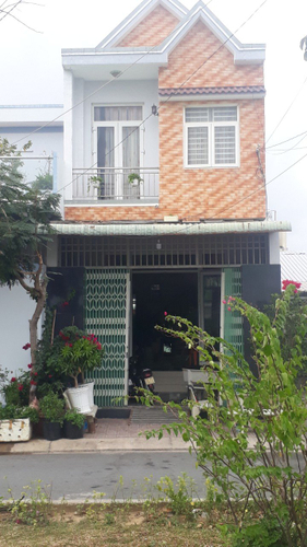 Nhà phố Huyện Cần Giờ  Nhà mặt tiền đường Tắc Xuất thiết kế 1 trệt và 1 lầu, có sổ hồng riêng.