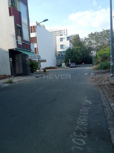 Nhà phố Quận 7 Nhà phố có cửa hướng Đông Bắc mát mẻ, khu dân cư đông đúc.