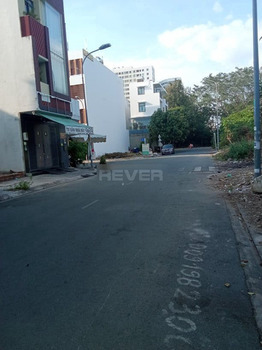 Nhà phố Quận 7 Nhà phố có cửa hướng Đông Bắc mát mẻ, khu dân cư đông đúc.