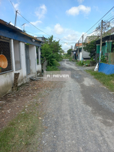  Nhà cấp 4 diện tích đất 245.2m2 rộng thoáng, có sân rộng để được xe hơi.