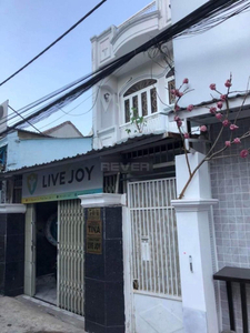 Nhà thiết kế 2 tầng đúc kiên cố, có 5 phòng ngủ rộng thoáng.