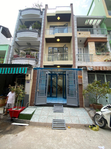 Nhà phố thiết kế 1 trệt, 2 lầu và sân thượng, cửa hướng Nam mát mẻ.