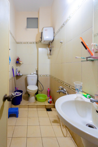 toilet Nhà Phố Nhà phố thiết kế 3 tầng và sân thượng có cửa hướng Tây Nam, đầy đủ nội thất.