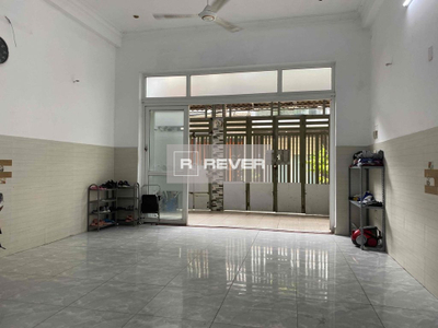  Mặt bằng kinh doanh diện tích 65m2, cửa chính hướng Tây Nam.