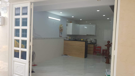 Nhà phố Quận Bình Tân Nhà phố thiết kế 1 trệt, 1 lửng và 1 lầu, cửa hướng Tây đón nắng sớm.