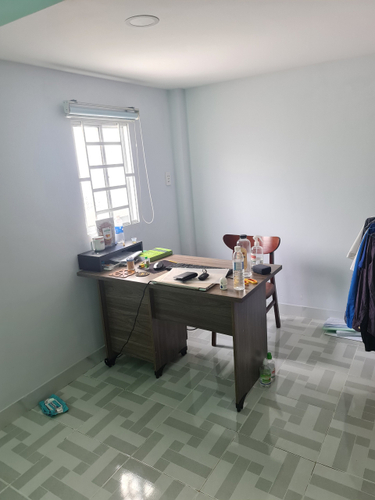 Nhà phố Quận Bình Tân Nhà phố thiết kế 1 trệt, 1 lửng và 1 lầu, cửa hướng Tây đón nắng sớm.