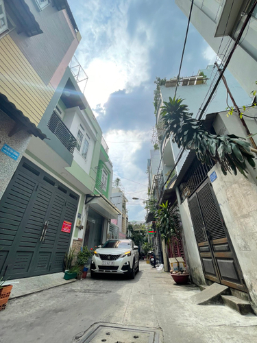 Nhà phố Quận Tân Phú Nhà phố có 2 mặt tiền hẻm xe hơi trước sau, diện tích 58.8m2 rộng thoáng.