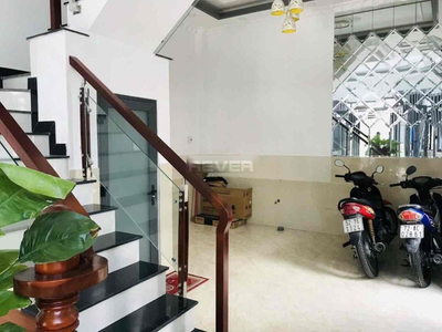 Nhà phố Huyện Nhà Bè Nhà phố có cửa hướng Đông Bắc, thiết kế 1 trệt, 3 lầu và sân thượng.