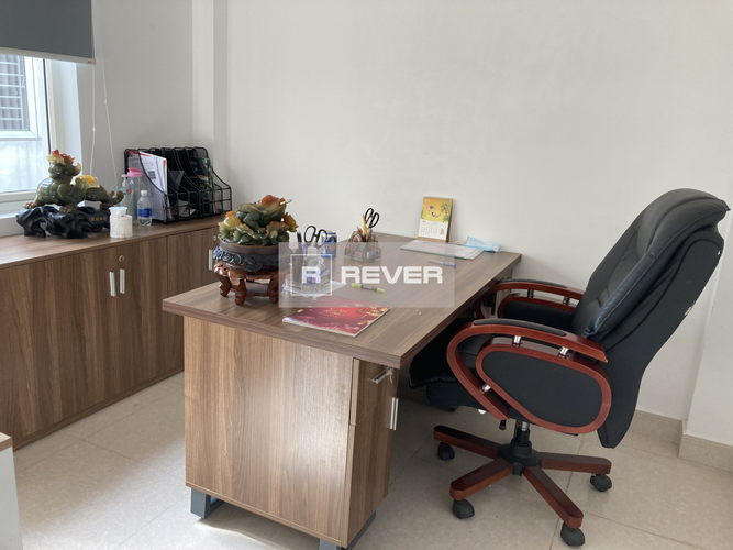  Văn phòng diện tích 320m2 rộng thoáng, cửa chính hướng Đông Nam.