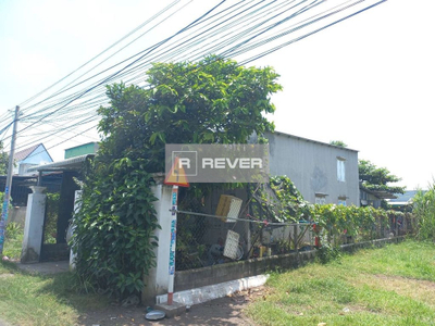  Nhà cấp 4 diện tích đất 245.2m2 rộng thoáng, có sân rộng để được xe hơi.