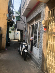 Nhà phố Quận Tân Phú Nhà phố đường Âu Cơ sầm uất, thiết kế 1 trệt, 1 lửng và 1 lầu chắc chắn.