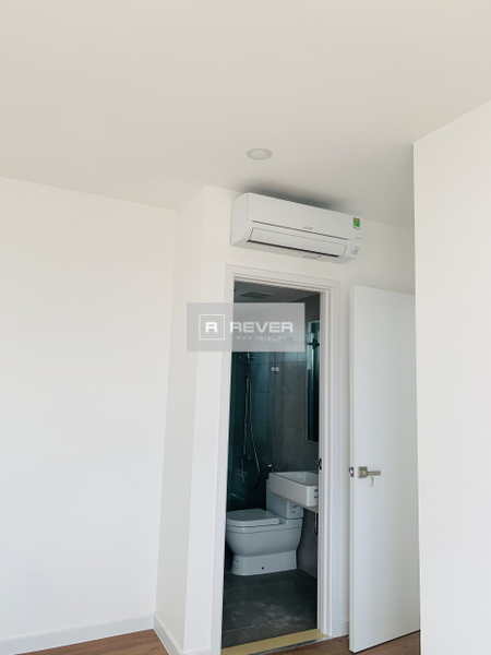 Căn hộ D'Lusso nội thất cơ bản, ban công thoáng mát đón gió.