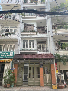  Mặt bằng kinh doanh diện tích 65m2, cửa chính hướng Tây Nam.