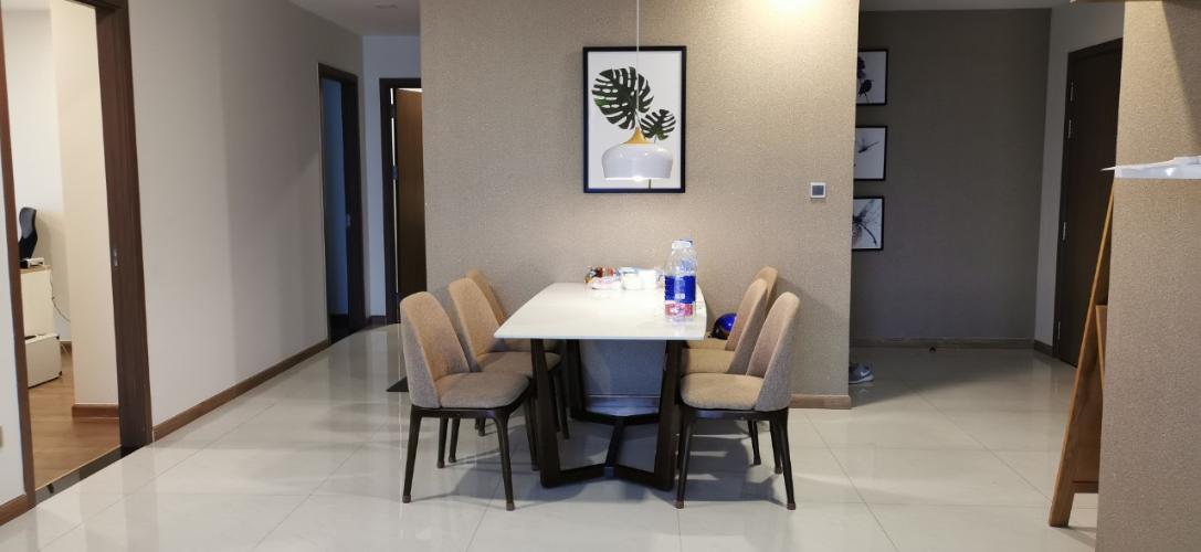 Bàn ăn Vinhomes Central Park Căn hộ Vinhomes Central Park tầng cao mát mẻ, đầy đủ nội thất.