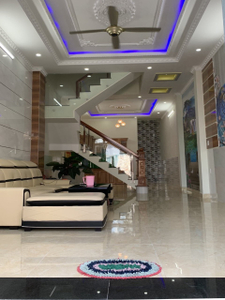 Nhà phố thiết kế 1 trệt và 2 lầu kiên cố, cửa hướng Tây đón nắng sớm.